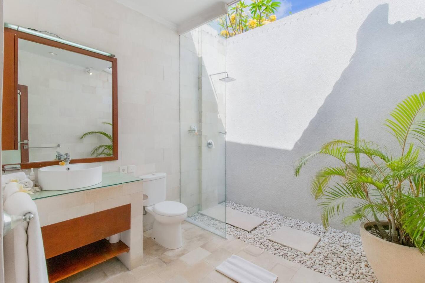 Heart Of Seminyak, 2Br, Sleeps 4, Walk To Bintang Villa Bagian luar foto