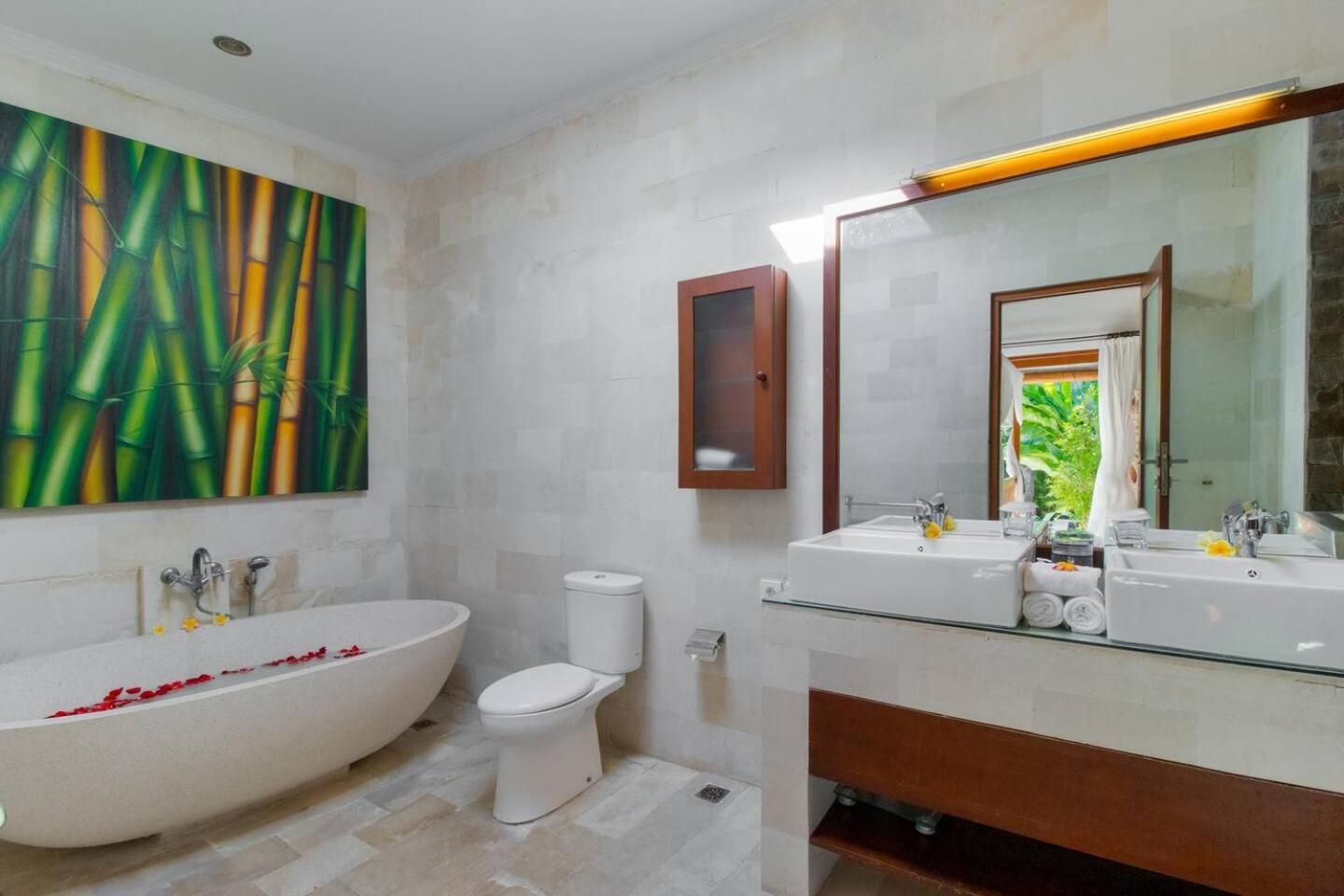 Heart Of Seminyak, 2Br, Sleeps 4, Walk To Bintang Villa Bagian luar foto